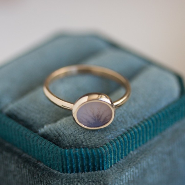 Dendritic agate ring in 9k gold, oval