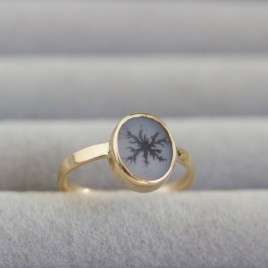 Dendritic agate ring, oval in solid gold