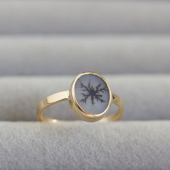 Dendritic agate ring, oval in solid gold