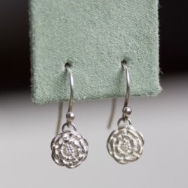 Dangle earrings with silver zinnia flowers