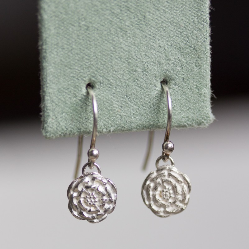 Dangle earrings with silver zinnia flowers