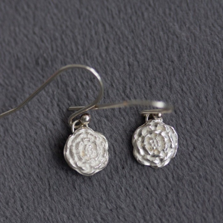 Dangle earrings with silver zinnia flowers Dangle earrings with silver zinnia flowers
