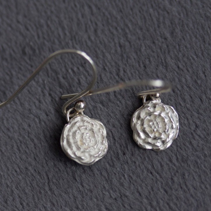 Dangle earrings with silver zinnia flowers Dangle earrings with silver zinnia flowers