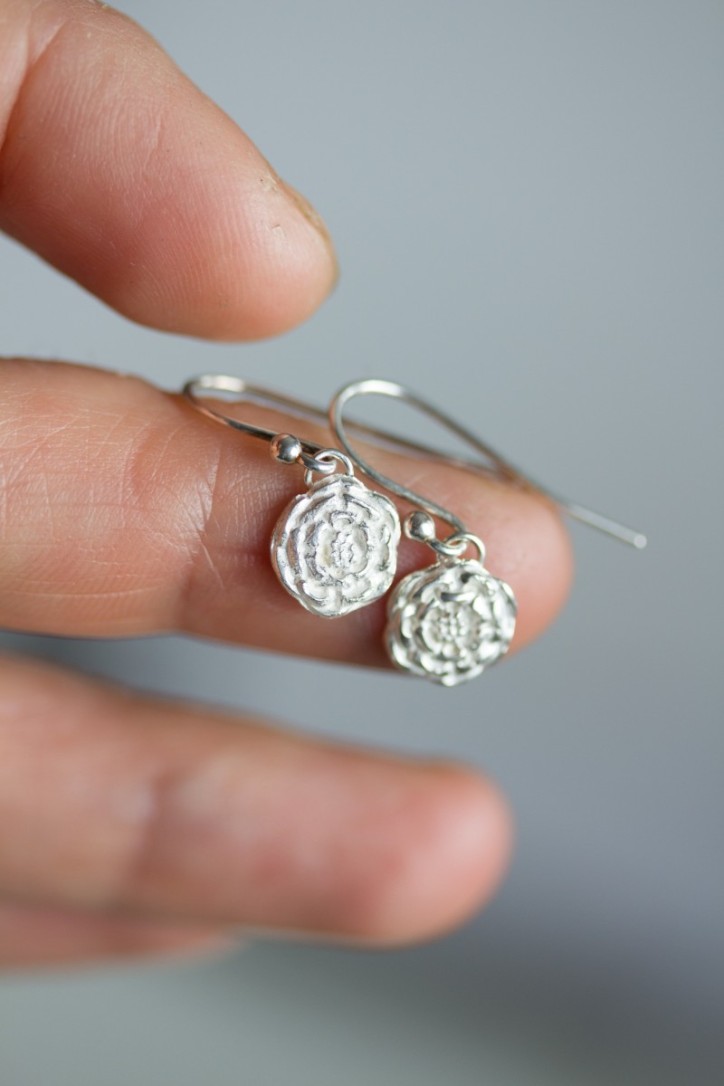 Dangle earrings with silver zinnia flowers Dangle earrings with silver zinnia flowers