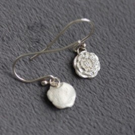 Dangle earrings with silver zinnia flowers