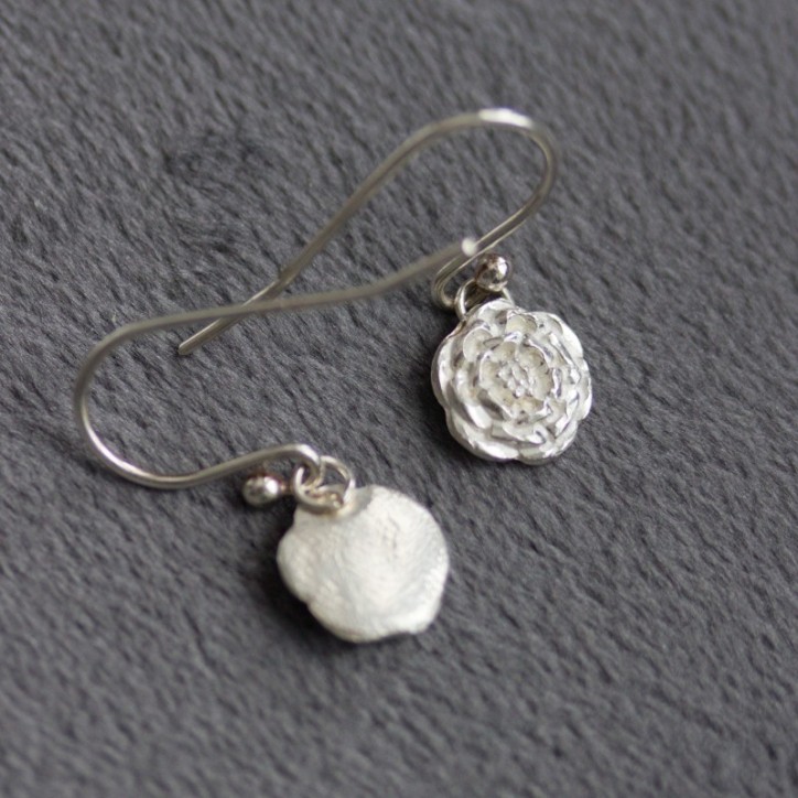 Dangle earrings with silver zinnia flowers Dangle earrings with silver zinnia flowers
