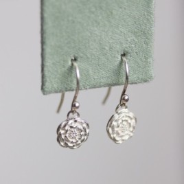 Dangle earrings with silver zinnia flowers