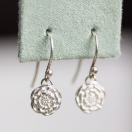 Dangle earrings with silver zinnia flowers