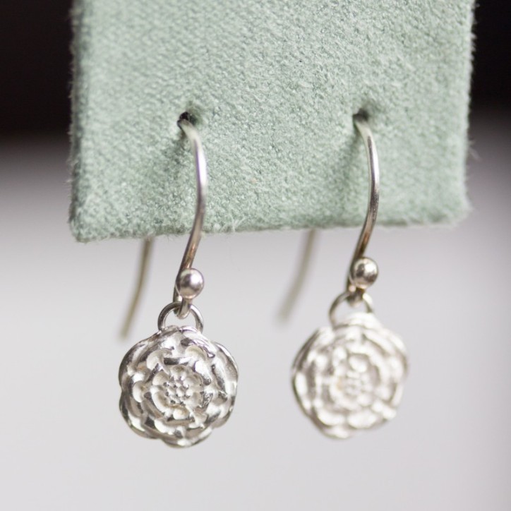 Dangle earrings with silver zinnia flowers Dangle earrings with silver zinnia flowers
