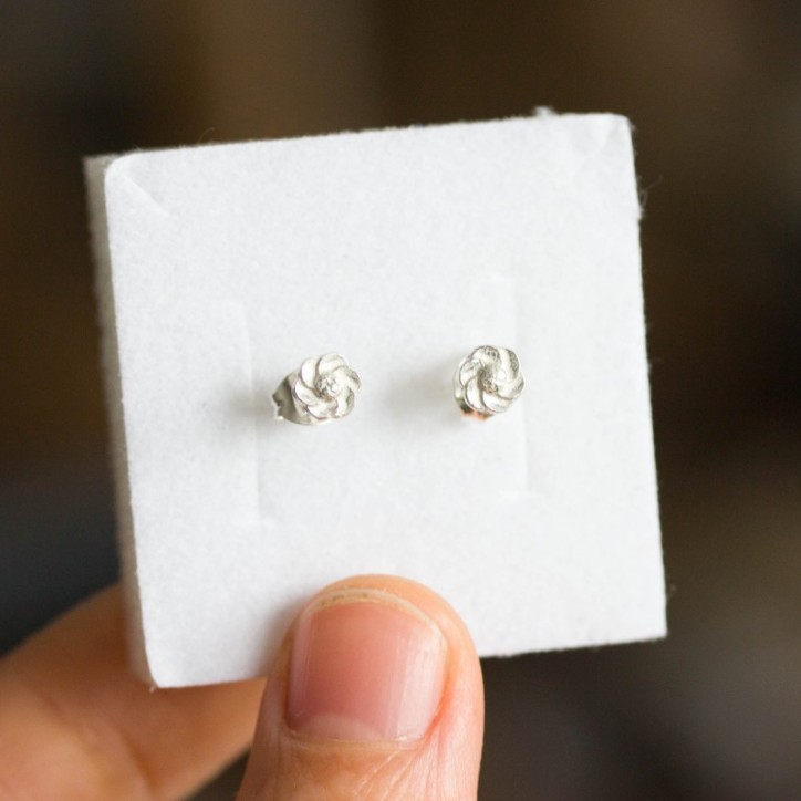 Tiny flower stud earrings - sterling silver, simple every day earrings Tiny flower stud earrings - sterling silver, simple every day earrings