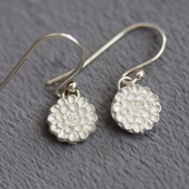 Dangle earrings with silver dahlia flowers
