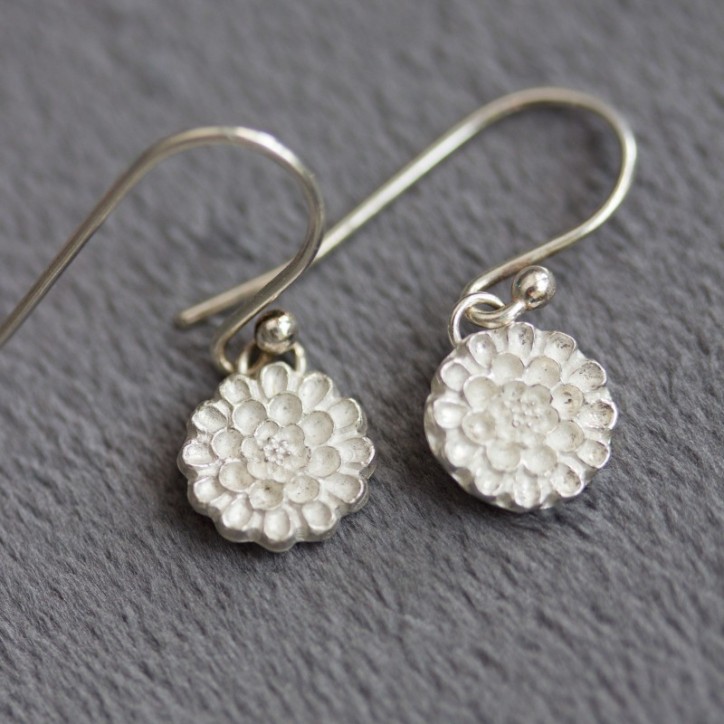 Dangle earrings with silver dahlia flowers