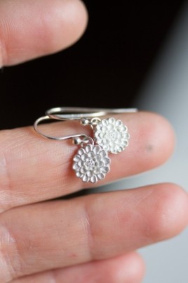Dangle earrings with silver dahlia flowers
