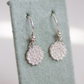 Dangle earrings with silver dahlia flowers