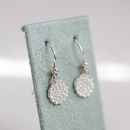Dangle earrings with silver dahlia flowers