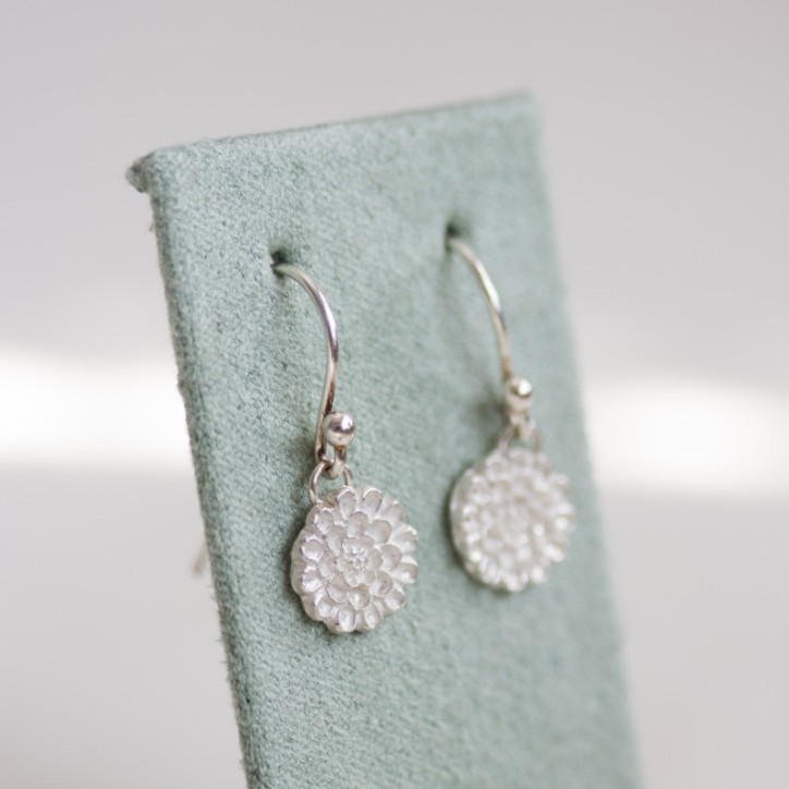 Dangle earrings with silver dahlia flowers
