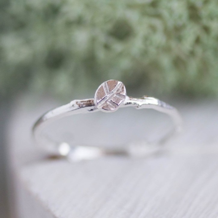 Twig ring with a tiny leaf - fine silver branch ring, Nature inspired Twig ring with a tiny leaf - fine silver branch ring, Nature inspired