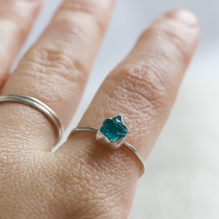 Raw Apatite ring in sterling silver, blue stone Raw Apatite ring in sterling silver, blue stone