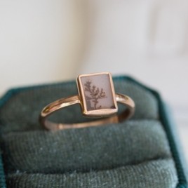 Dendritic agate ring, rectangular in gold