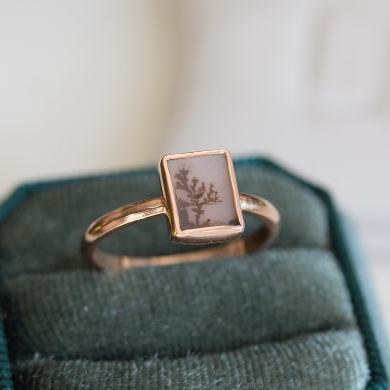Dendritic agate ring, rectangular in gold