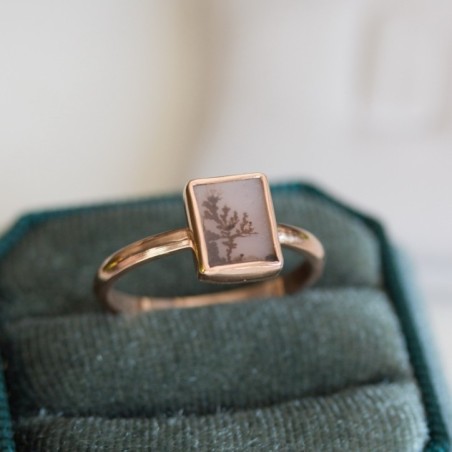 Dendritic agate ring, rectangular in gold
