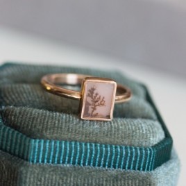 Dendritic agate ring, rectangular in gold