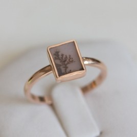 Dendritic agate ring, rectangular in gold