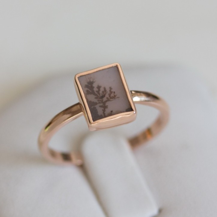 Dendritic agate ring, rectangular in gold