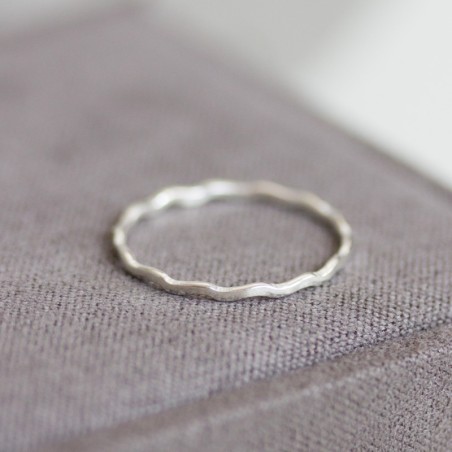 Skinny wave ring - tiny stackable ring
