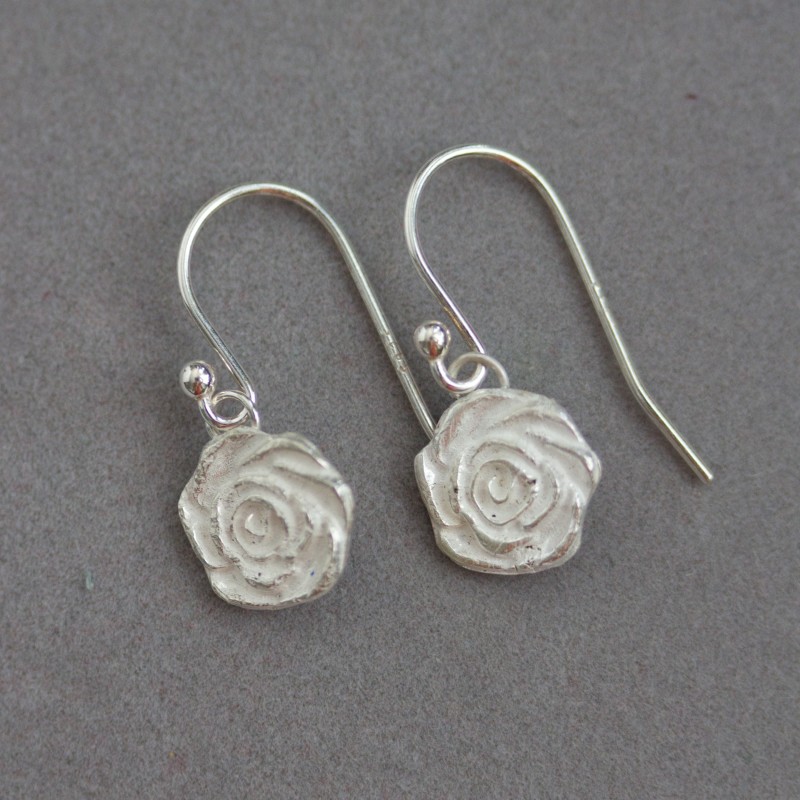 Nature inspired dangle earrings with silver roses