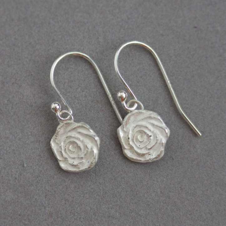 Nature inspired dangle earrings with silver roses