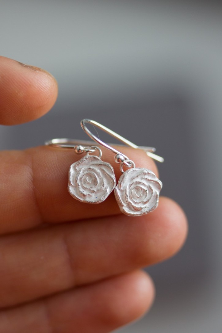 Nature inspired dangle earrings with silver roses