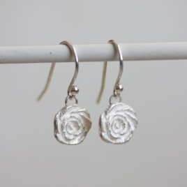 Nature inspired dangle earrings with silver roses