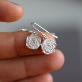Nature inspired dangle earrings with silver roses