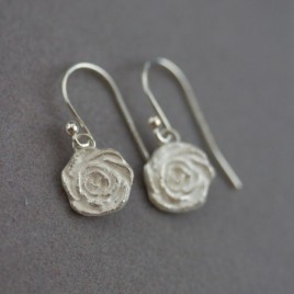 Nature inspired dangle earrings with silver roses