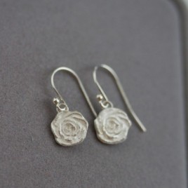 Nature inspired dangle earrings with silver roses
