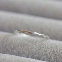 Skinny wave ring - tiny stackable ring