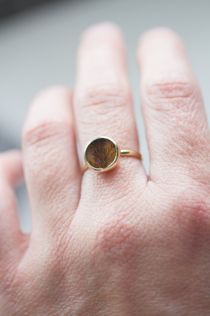 Dendritic agate ring, round, solid gold Dendritic agate ring, round, solid gold
