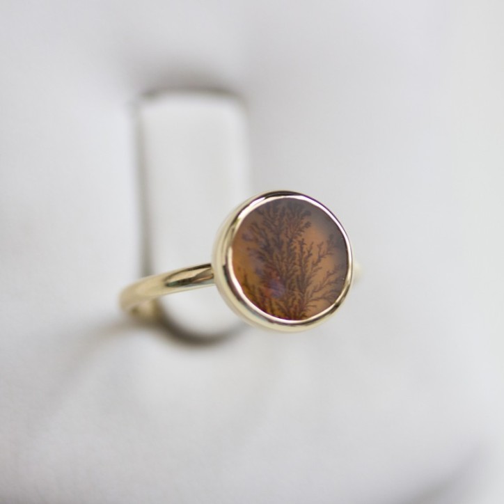 Dendritic agate ring, round, solid gold Dendritic agate ring, round, solid gold
