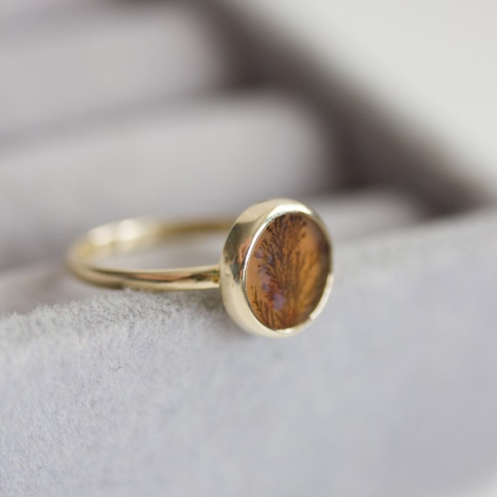 Dendritic agate ring, round, solid gold Dendritic agate ring, round, solid gold