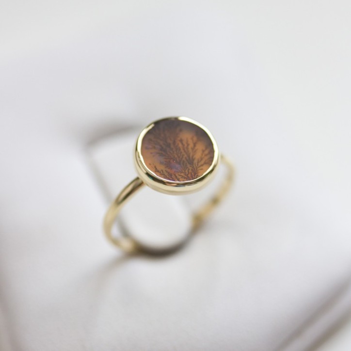Dendritic agate ring, round, solid gold Dendritic agate ring, round, solid gold