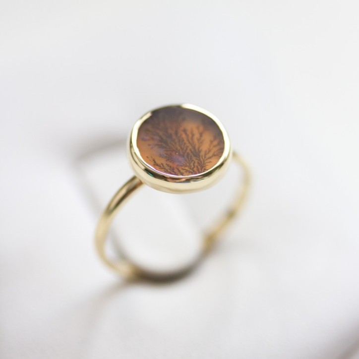 Dendritic agate ring, round, solid gold Dendritic agate ring, round, solid gold