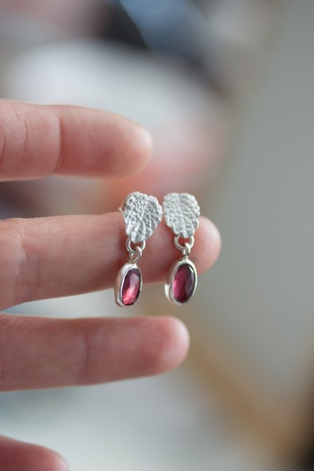 Garnet and leaves earrings in sterling silver
