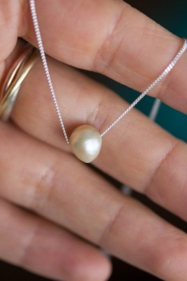 Sterling silver necklace with a keshi pearl bead