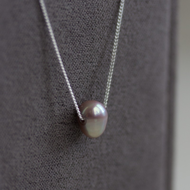 Sterling silver necklace with a pink-grey pearl bead