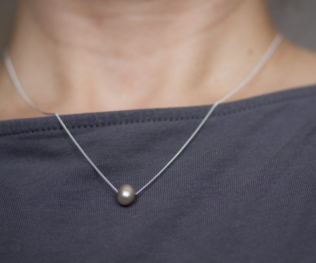 Sterling silver necklace with a pink-grey pearl bead