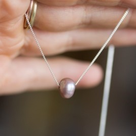 Sterling silver necklace with a pink-grey pearl bead