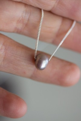 Sterling silver necklace with a pink-grey pearl bead